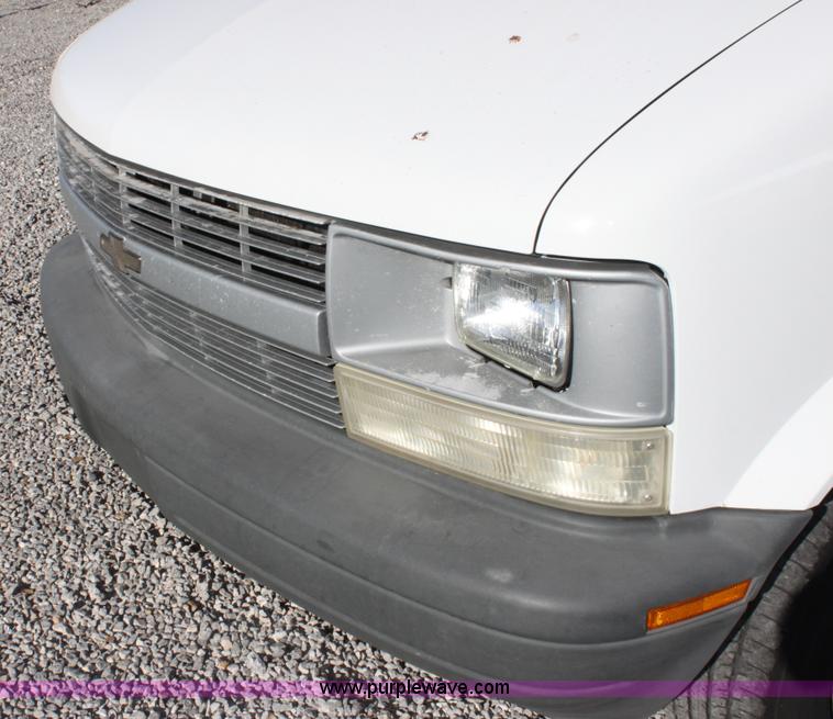 image for item E8256 2001 Chevrolet Astro cargo van