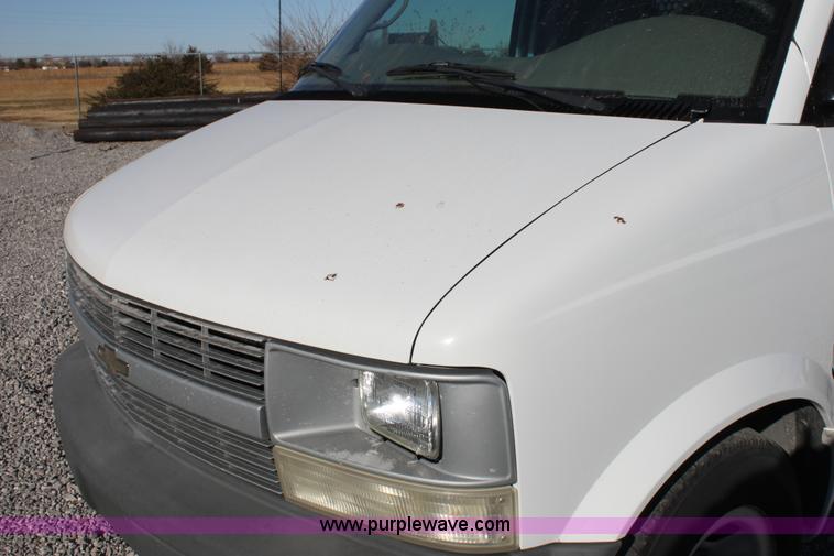 image for item E8256 2001 Chevrolet Astro cargo van