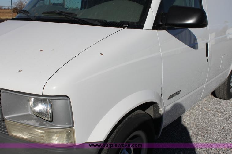 image for item E8256 2001 Chevrolet Astro cargo van