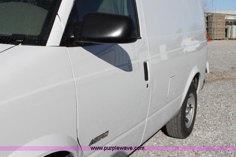image for item E8256 2001 Chevrolet Astro cargo van