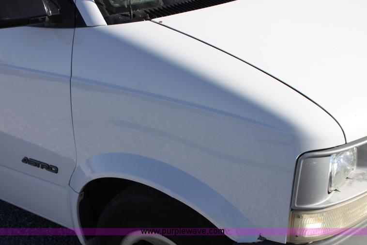 image for item E8256 2001 Chevrolet Astro cargo van
