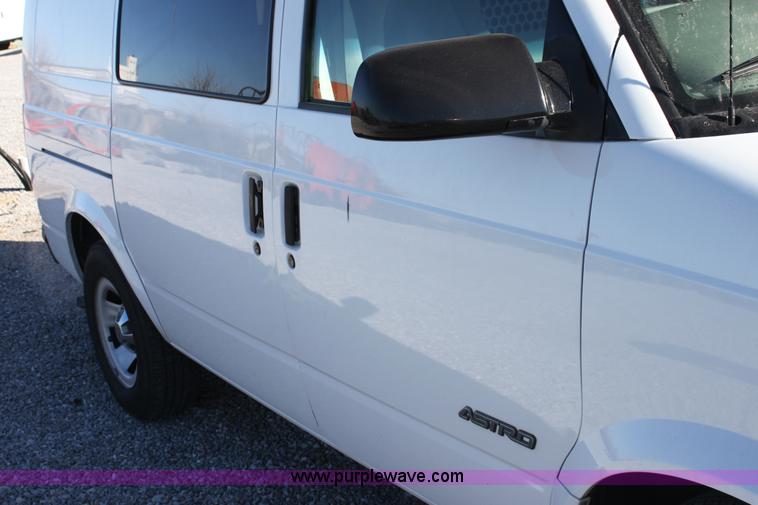 image for item E8256 2001 Chevrolet Astro cargo van