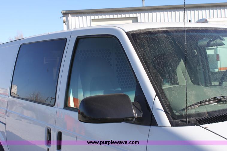 image for item E8256 2001 Chevrolet Astro cargo van