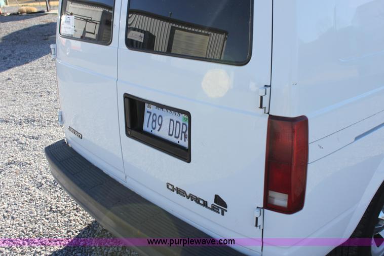 image for item E8256 2001 Chevrolet Astro cargo van