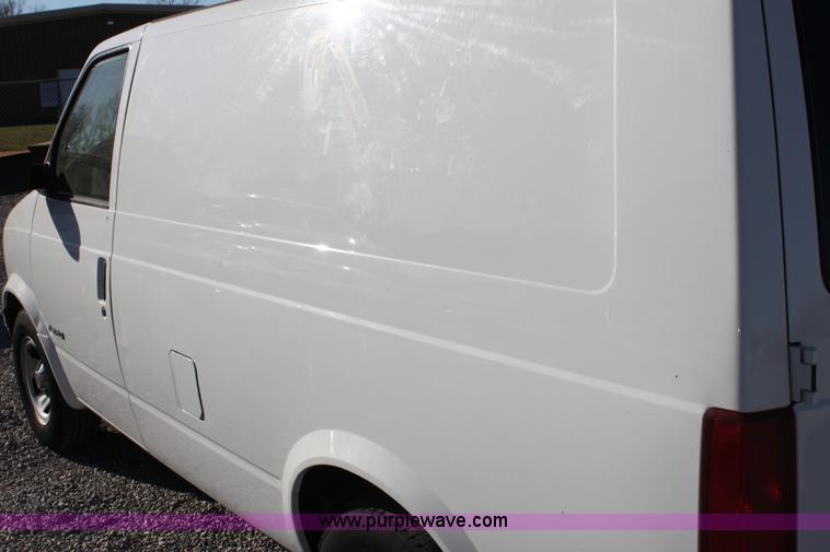 image for item E8256 2001 Chevrolet Astro cargo van