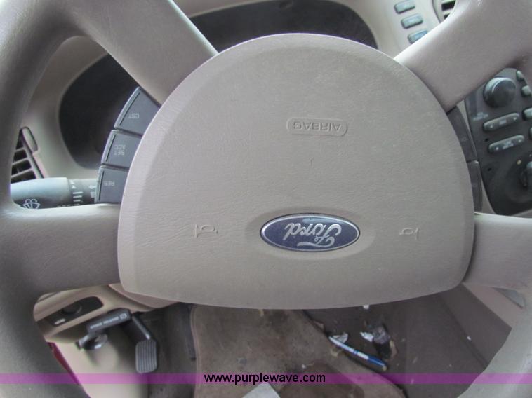 image for item E8266 2006 Ford Taurus SE