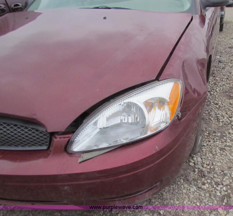 image for item E8266 2006 Ford Taurus SE