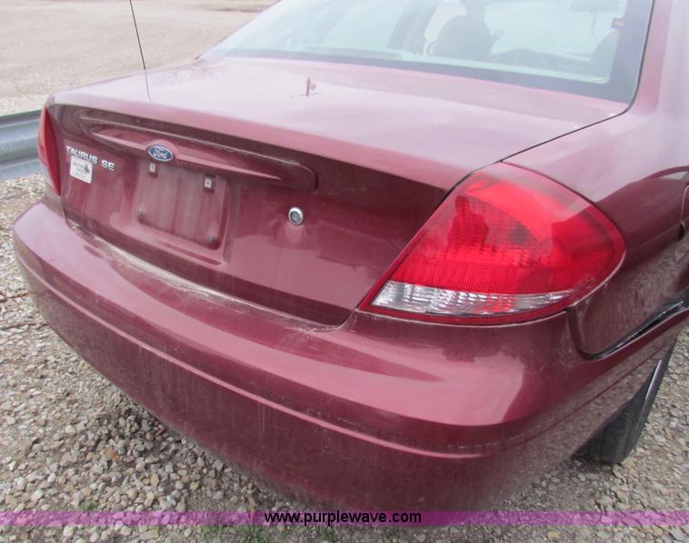 image for item E8266 2006 Ford Taurus SE