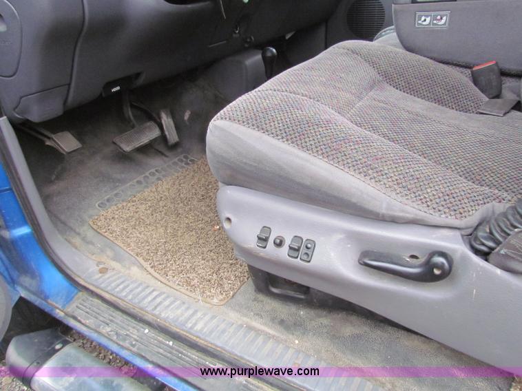 image for item E8270 2001 Dodge Ram 1500 Quad Cab pickup truck