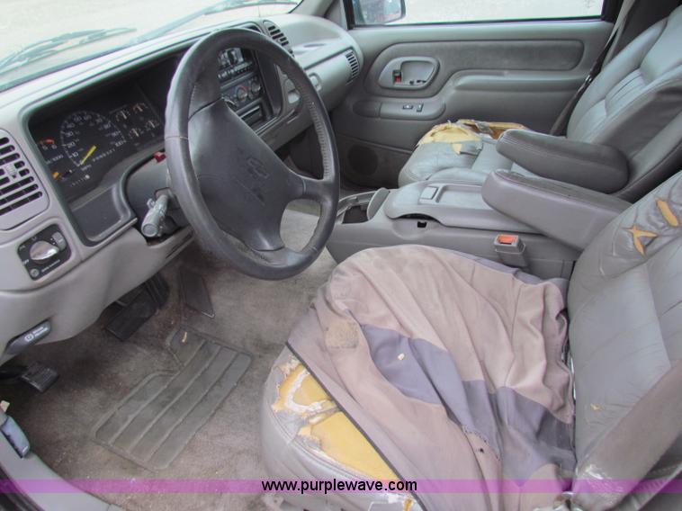 image for item E8271 1996 Chevrolet Suburban K1500 SUV