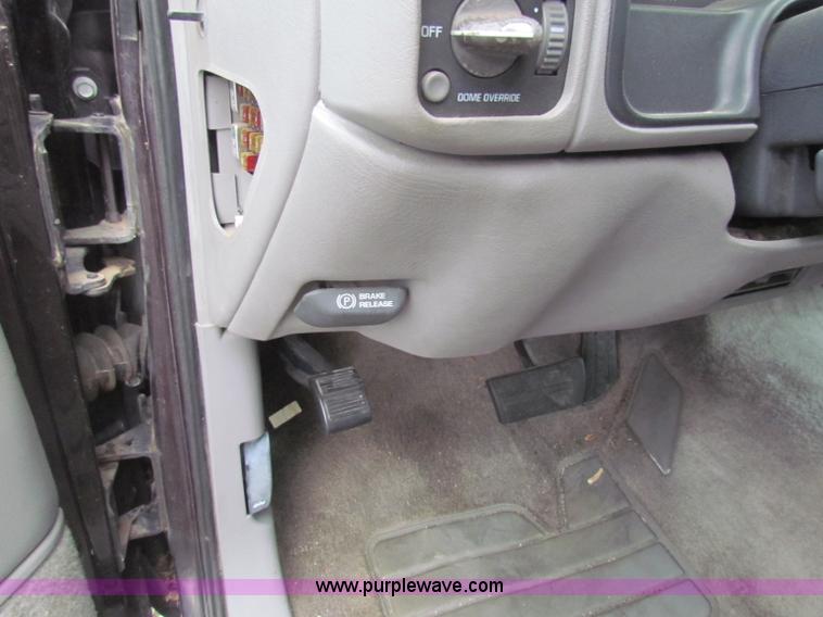 image for item E8271 1996 Chevrolet Suburban K1500 SUV