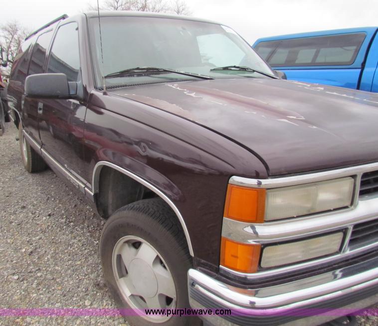 image for item E8271 1996 Chevrolet Suburban K1500 SUV