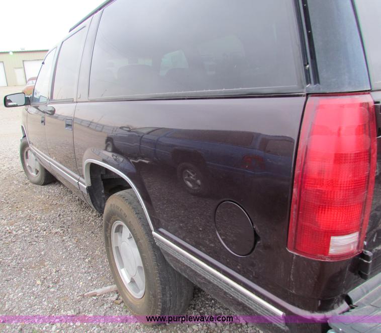 image for item E8271 1996 Chevrolet Suburban K1500 SUV