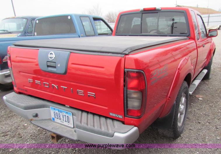 image for item E8282 2003 Nissan Frontier King Cab pickup truck