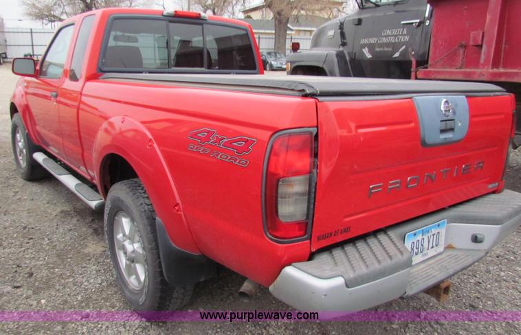 image for item E8282 2003 Nissan Frontier King Cab pickup truck