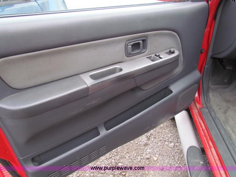 image for item E8282 2003 Nissan Frontier King Cab pickup truck