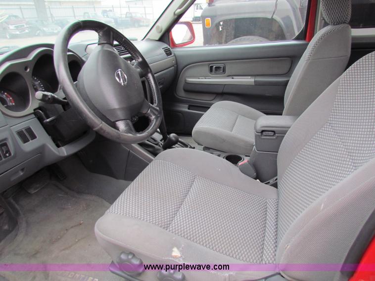 image for item E8282 2003 Nissan Frontier King Cab pickup truck