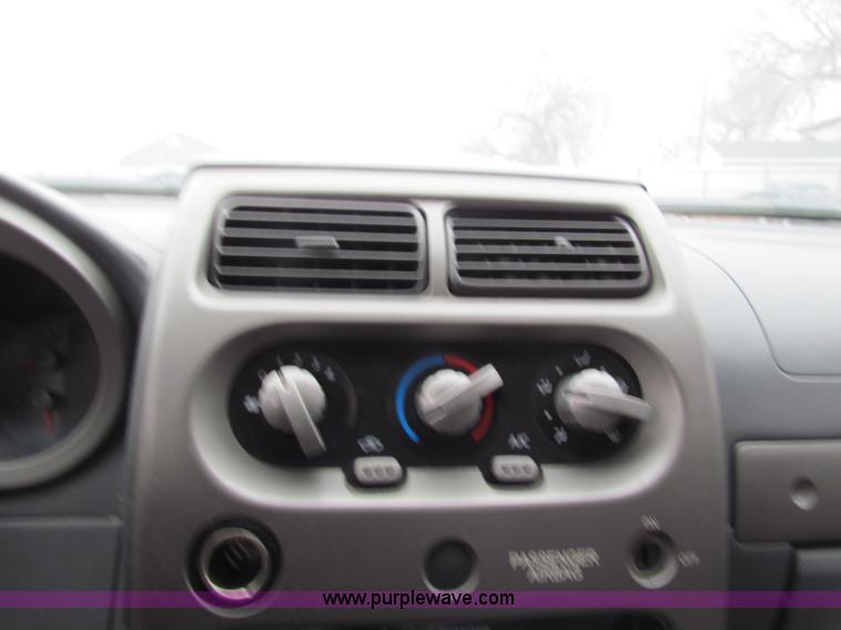 image for item E8282 2003 Nissan Frontier King Cab pickup truck