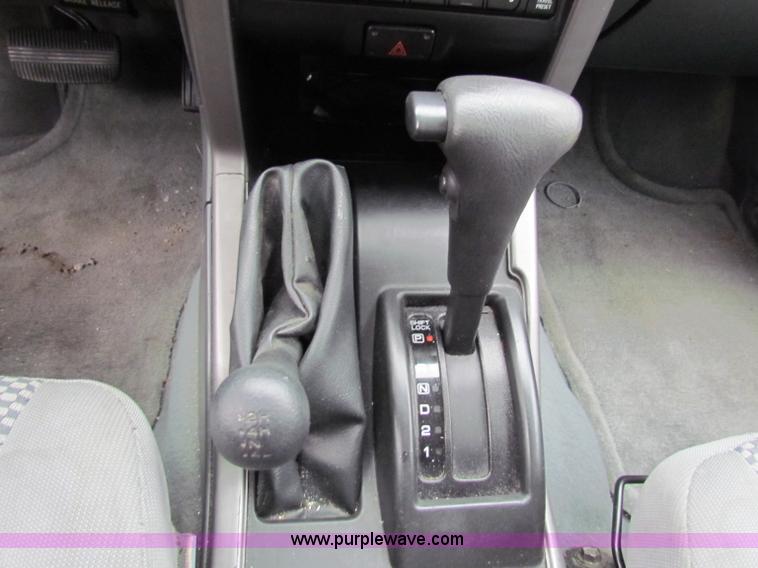 image for item E8282 2003 Nissan Frontier King Cab pickup truck