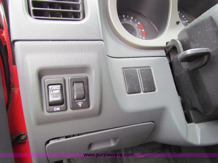 image for item E8282 2003 Nissan Frontier King Cab pickup truck