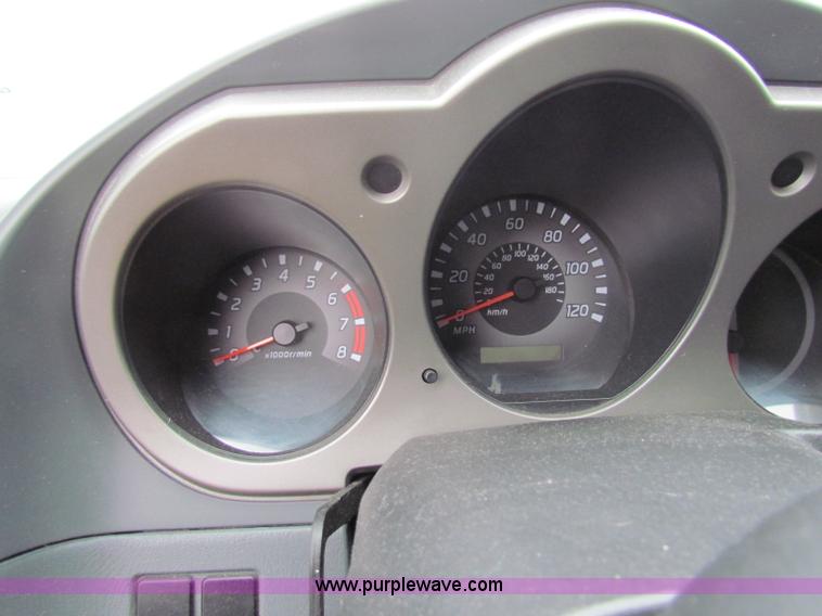 image for item E8282 2003 Nissan Frontier King Cab pickup truck