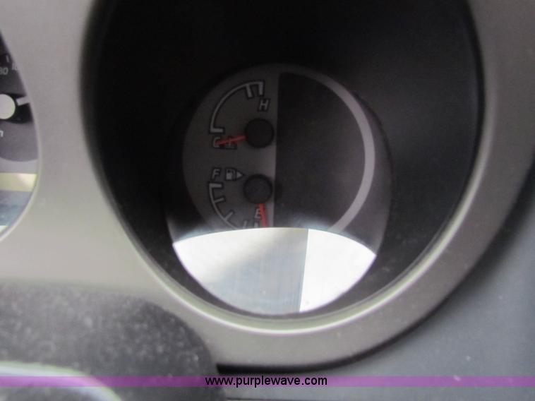 image for item E8282 2003 Nissan Frontier King Cab pickup truck