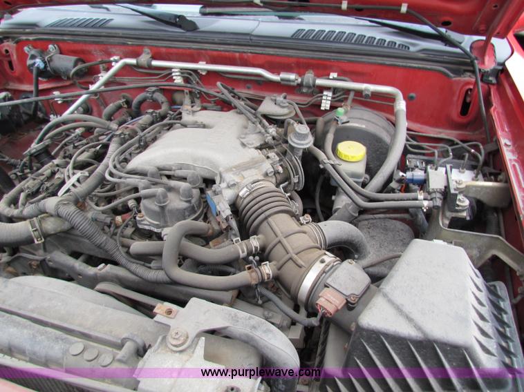 image for item E8282 2003 Nissan Frontier King Cab pickup truck