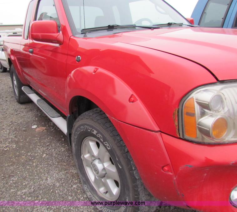 image for item E8282 2003 Nissan Frontier King Cab pickup truck