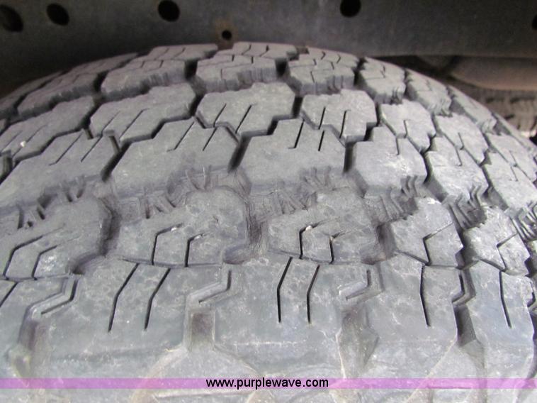 image for item E8282 2003 Nissan Frontier King Cab pickup truck