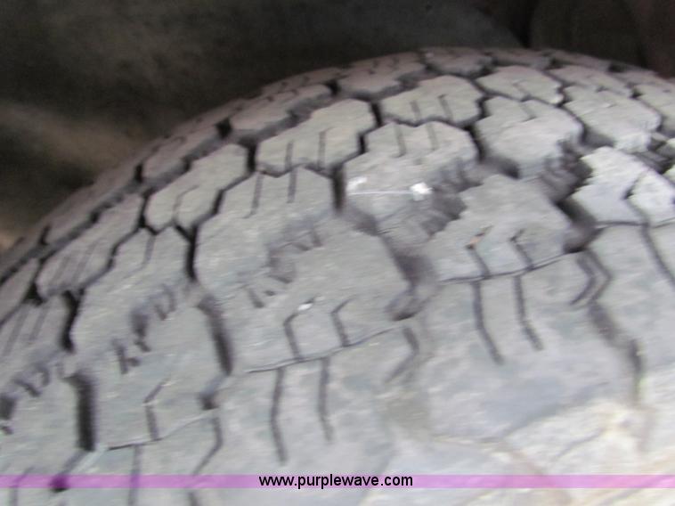 image for item E8282 2003 Nissan Frontier King Cab pickup truck