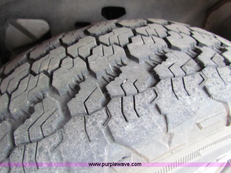 image for item E8282 2003 Nissan Frontier King Cab pickup truck