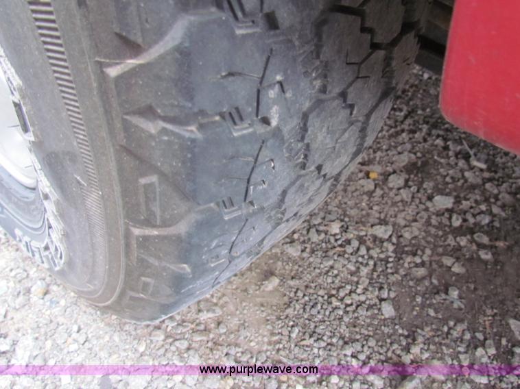 image for item E8282 2003 Nissan Frontier King Cab pickup truck