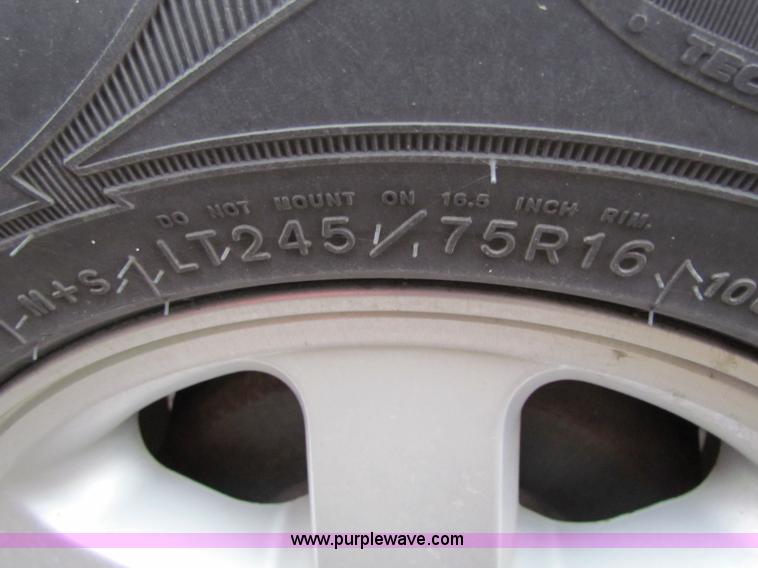 image for item E8282 2003 Nissan Frontier King Cab pickup truck