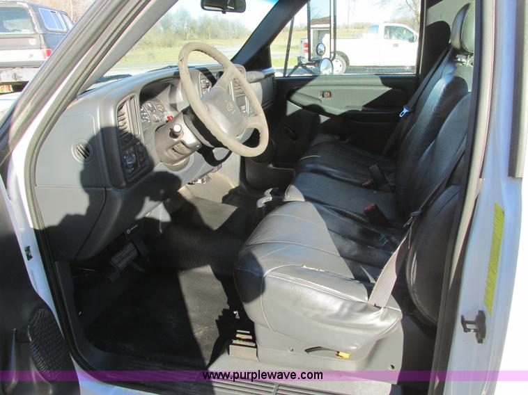 image for item F4123 2002 Chevrolet 3500 cab and chassis