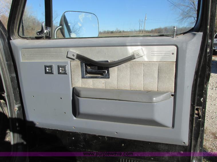 image for item F4124 1989 Chevrolet K5 Blazer SUV