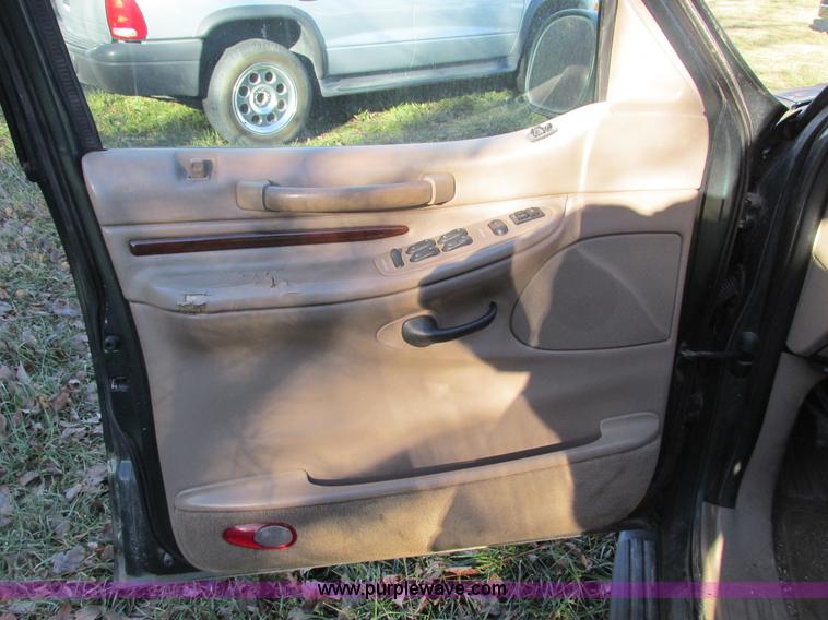 image for item F4126 1999 Lincoln Navigator SUV