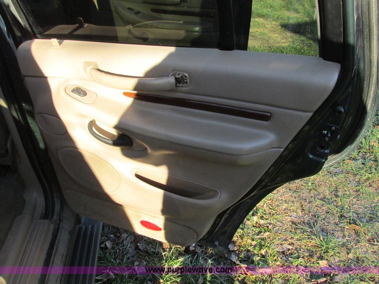 image for item F4126 1999 Lincoln Navigator SUV