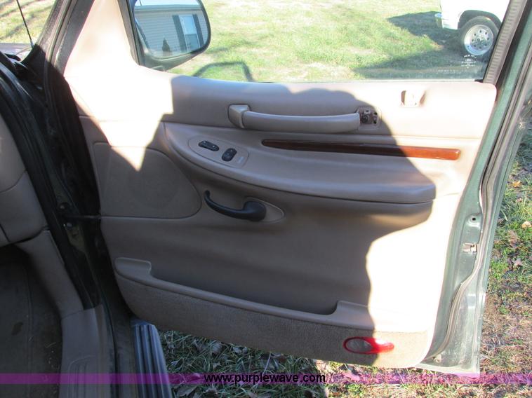 image for item F4126 1999 Lincoln Navigator SUV