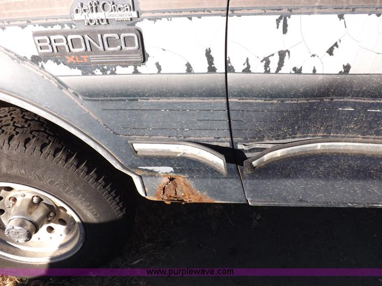 image for item F6359 1992 Ford Bronco XLT SUV