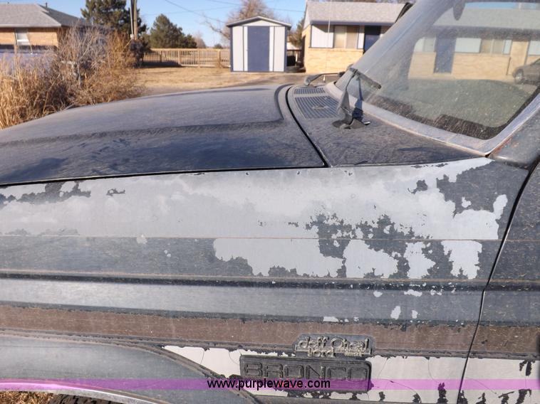 image for item F6359 1992 Ford Bronco XLT SUV