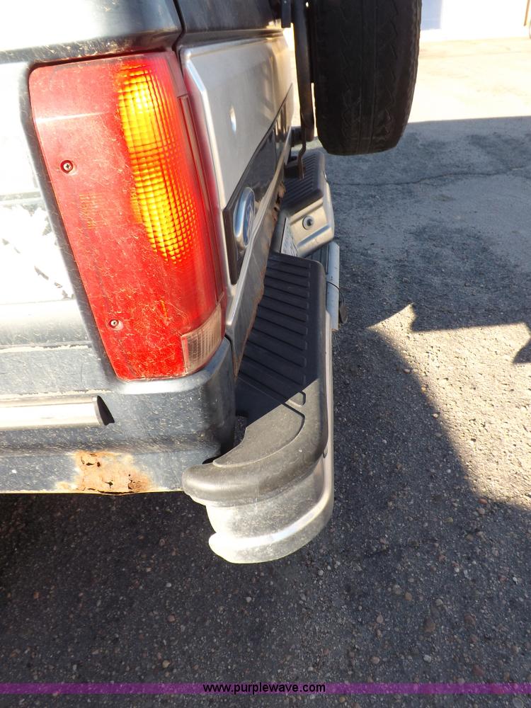 image for item F6359 1992 Ford Bronco XLT SUV