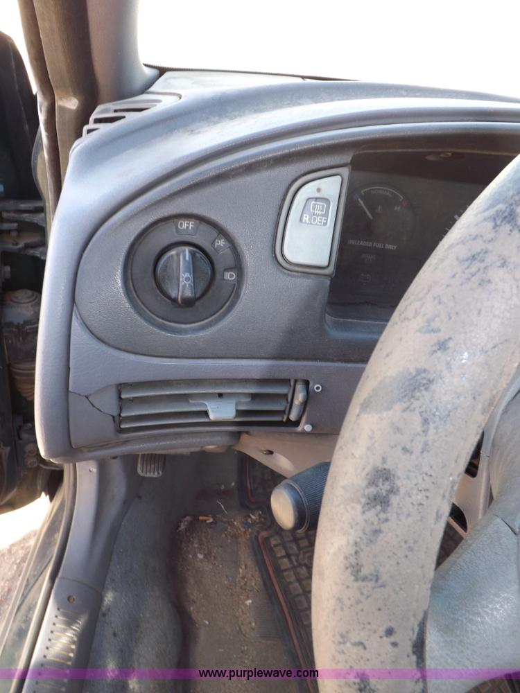 image for item F6360 1995 Ford Taurus