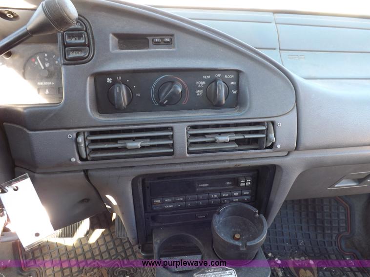 image for item F6360 1995 Ford Taurus