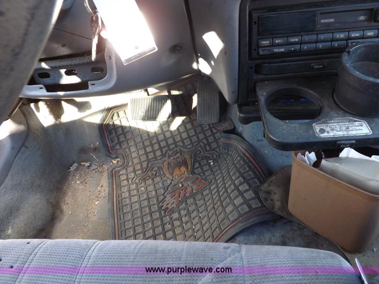 image for item F6360 1995 Ford Taurus