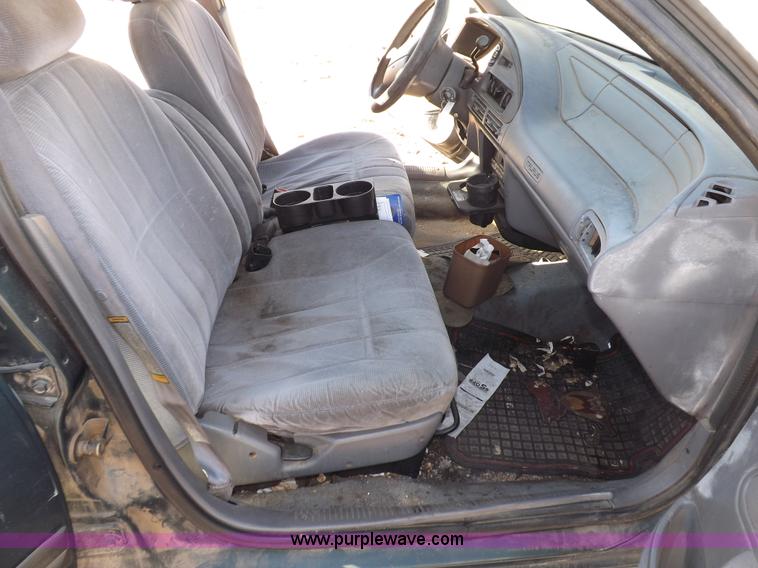 image for item F6360 1995 Ford Taurus