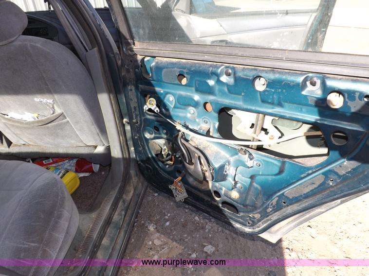 image for item F6360 1995 Ford Taurus