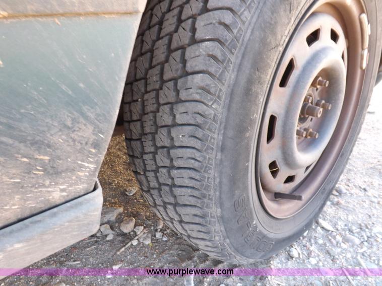 image for item F6360 1995 Ford Taurus