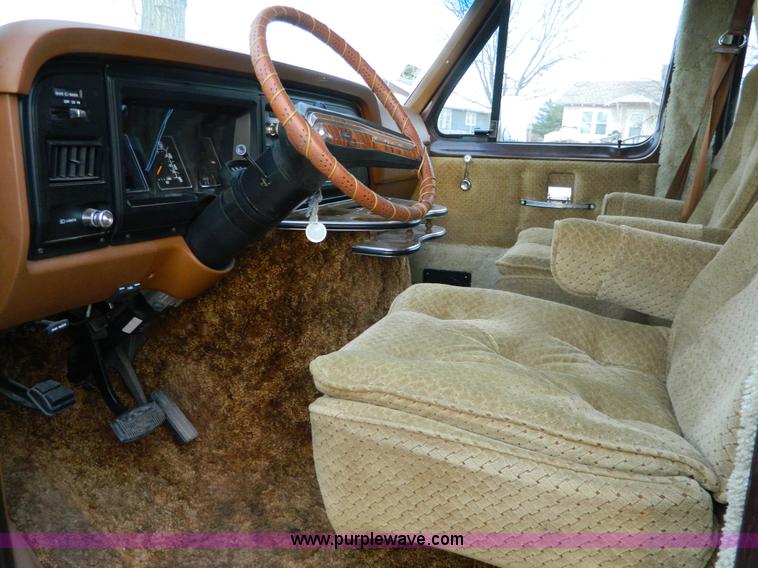 image for item G7668 1982 Ford Econoline E150 playtime van