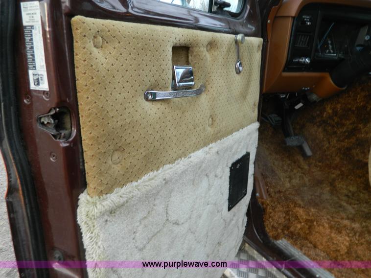 image for item G7668 1982 Ford Econoline E150 playtime van