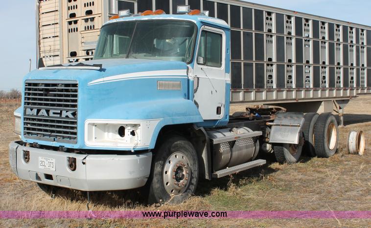 image for item O9354 2000 Mack CH613 semi truck